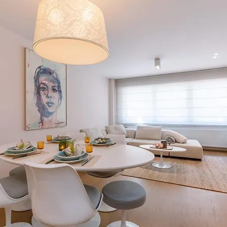 アパート Lovely And Spacious In The Center Of クノック・ヘイスト